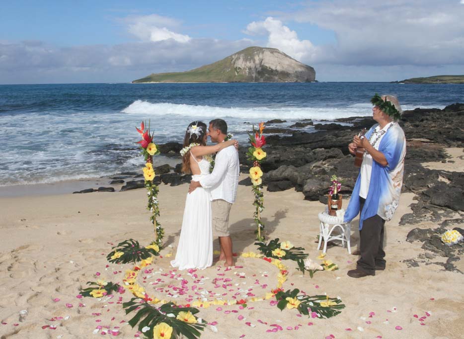 secluded hawaii beach wedding