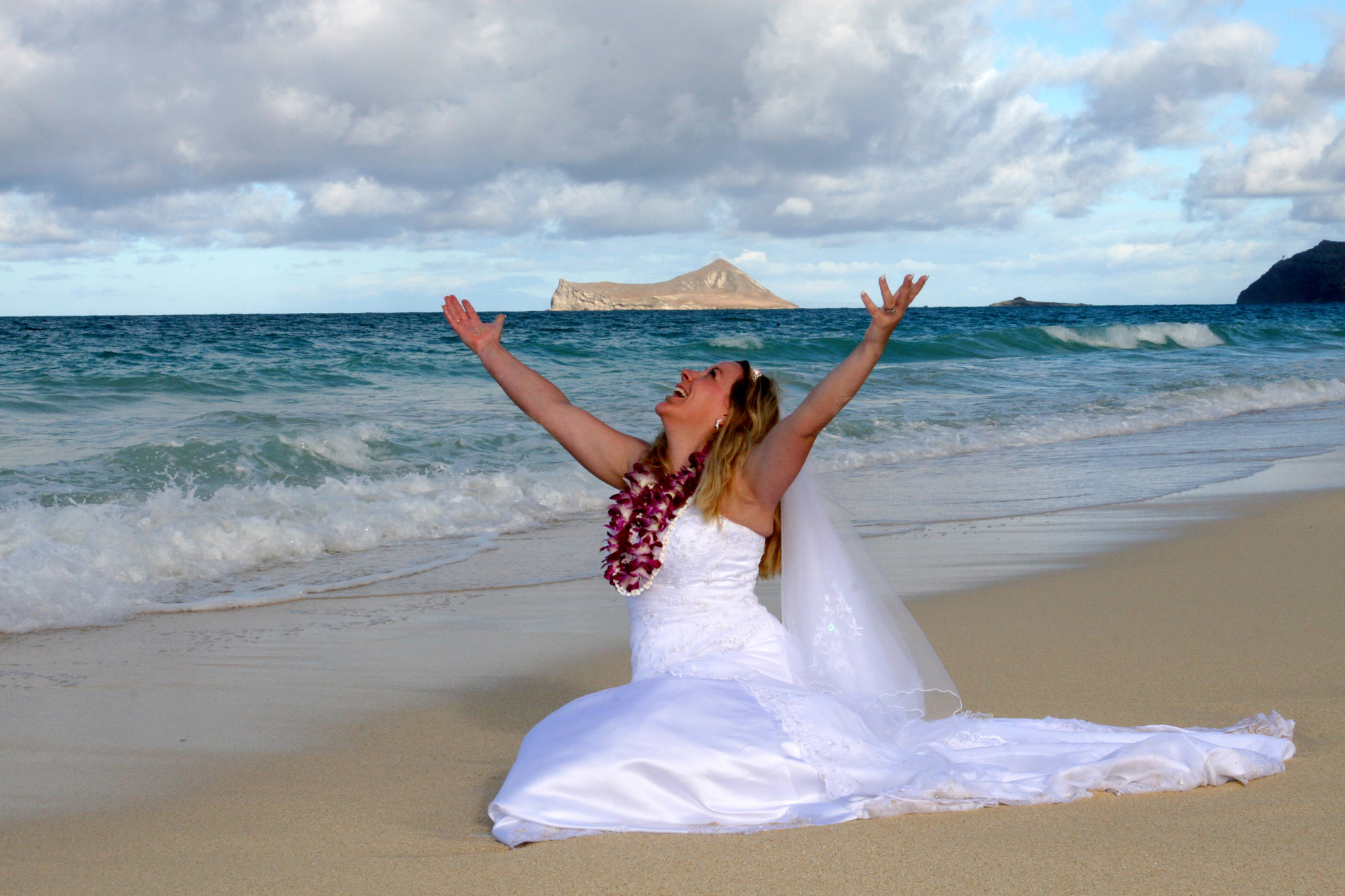 Affordable Barefoot Hawaii Beach Wedding Package in Oahu